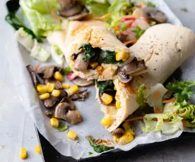 Wraps de omelete a vapor com cogumelos salteados e salada