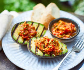 Gegrillte Avocado mit pikantem Tomatenkompott