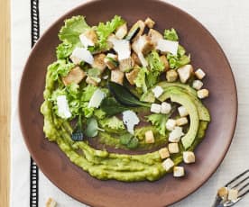 Insalata di pollo con crema di avocado