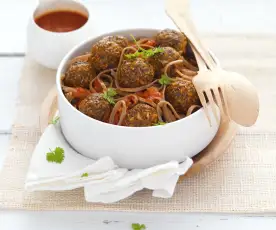 Nouilles à la sauce tomate et boulettes d'aubergine aux graines de chia