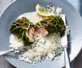 Wirsing-Lachs-Rouladen mit Reis und Meerrettichsauce