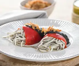 Pimientos riojanos rellenos de gulas con salsa de tinta