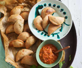 Mini calzones de espinafres feta e menta com molho ajvar