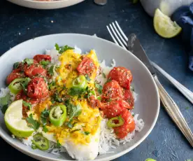 Peixe assado com curcuma e molho de tomate