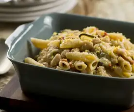 Penne com curgete e molho de feijão