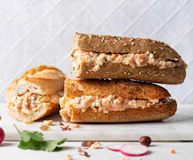 Baguette ripiene di salmone e coleslaw