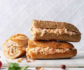 Sandwich cu somon și coleslaw
