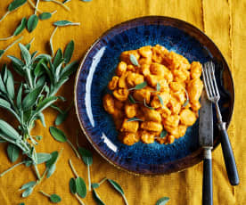 Guisado de gnocchi, feijão-branco e salva