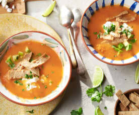 Sopa de tomate con aguacate