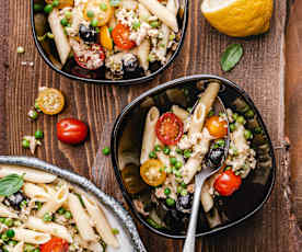 Insalata di pasta fredda con trota e verdure