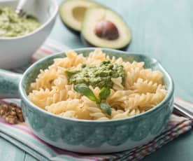 Pasta con pesto de aguacate y nueces