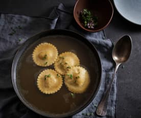 Rindfleischsuppe mit Ricotta-Kürbis-Ravioli