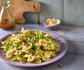 Nudelsalat mit Rucola und Erbsen-Pesto