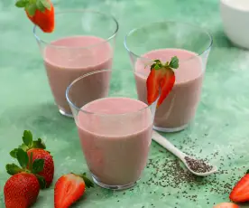 Smoothie fraise, graines de chia et noix de coco