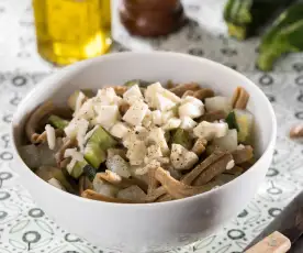 Caserecce di farro con seitan, zucchine e daikon