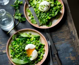 Légumes verts, menthe et œufs mollets