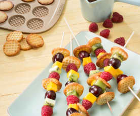 Brochetas de frutas con minigofres crujientes