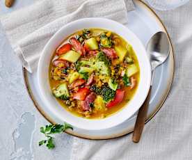 Gemüseeintopf mit Kartoffeln und Würstchen