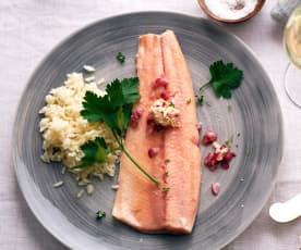 Filets de truite saumonée, riz au chou-rave, beurre aux radis