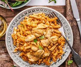 Pâtes au poulet (maqarounas salsa)