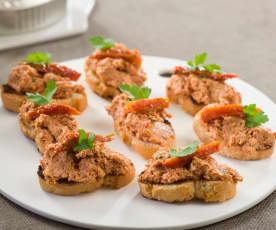 Tosta de tomates secos y atún