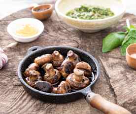 Portobellos a la parrilla con pesto de palta y perejil