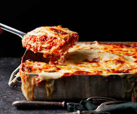 Špenátové lasagne s boloňskou omáčkou, bešamelem a parmazánem