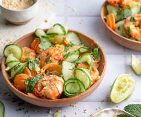 Ensalada picante de camarones con espirales de zanahoria y pepino