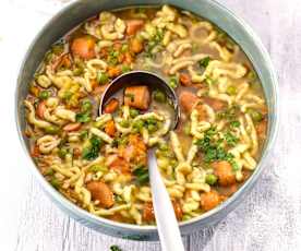 Schnelle Gemüse-Spätzle-Suppe