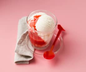 Glace au chèvre et son coulis de fraises