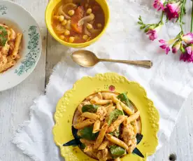 Penne guisado com frango & sopa de tomate e grão