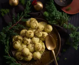 Bolinhas de batata e queijo mozarela com azeite de ervas