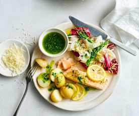 Steamed salmon with garlic butter, potatoes & Italian salad