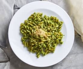 Pasta integrale con pesto di cavolo riccio e noci