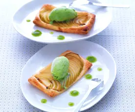 Glace au persil, tarte fine aux pommes vertes et coulis de persil