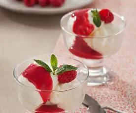 Helado de mascarpone con salsa de frambuesas