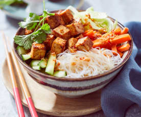 Wietnamski bowl z tofu i makaronem