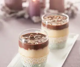 Vasitos de mascarpone con muesli crujiente y chocolate