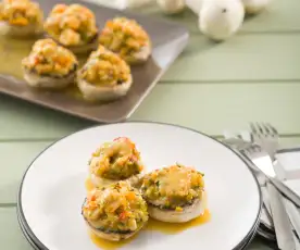 Champiñones rellenos de verdura y gambas para dos