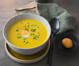 Winterliche Karottensuppe mit gebackenem Wachtelei