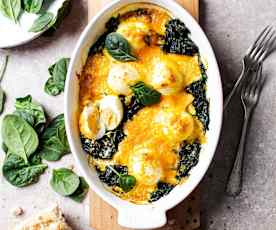 Huevos mollet con espinacas y crema de queso cheddar