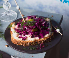 Tostas de crema de salmón y lombarda