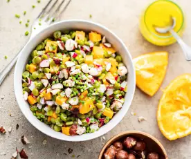 Salade de pois cassés, mimolette, radis, agrume et noisettes