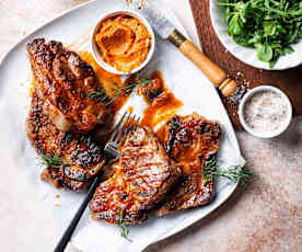 Aguja de cerdo con mantequilla de ajo y tomate