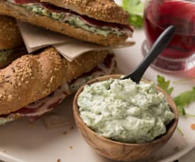 Queso cremoso con roquefort, nueces y rúcula