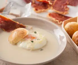 Crema de cebolla con pan de queso, huevo y jamón