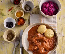 Goulash de bœuf, dumplings de pain et chou rouge