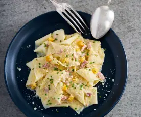 Pappardelle com bacon e alho-francês