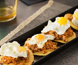 Tortos de maíz al horno con picadillo y huevos de codorniz