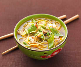 Soupe de nouilles chinoises et mélange de légumes